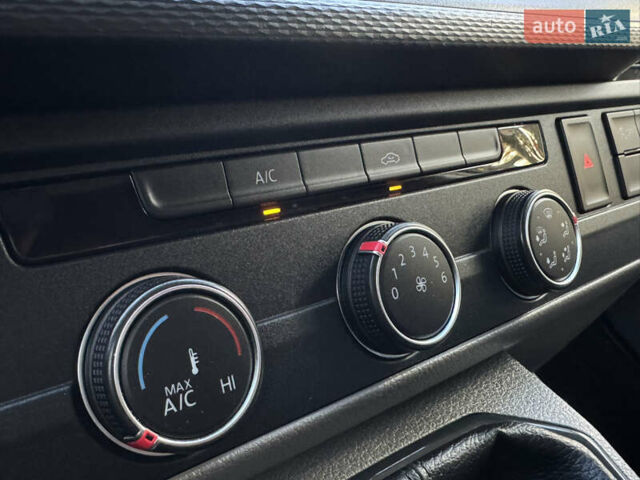 Серый Фольксваген Transporter, объемом двигателя 2 л и пробегом 208 тыс. км за 24850 $, фото 106 на Automoto.ua