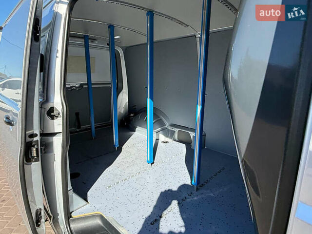 Серый Фольксваген Transporter, объемом двигателя 2 л и пробегом 150 тыс. км за 26800 $, фото 12 на Automoto.ua