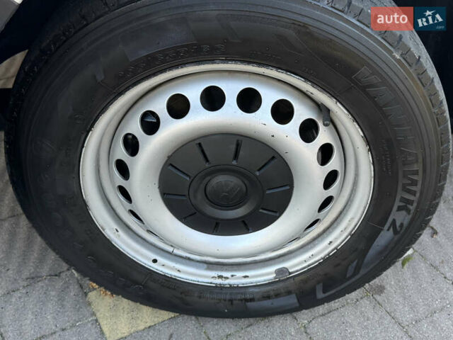 Серый Фольксваген Transporter, объемом двигателя 2 л и пробегом 208 тыс. км за 24850 $, фото 79 на Automoto.ua