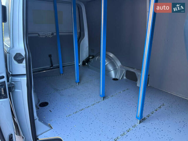 Серый Фольксваген Transporter, объемом двигателя 2 л и пробегом 150 тыс. км за 26800 $, фото 29 на Automoto.ua