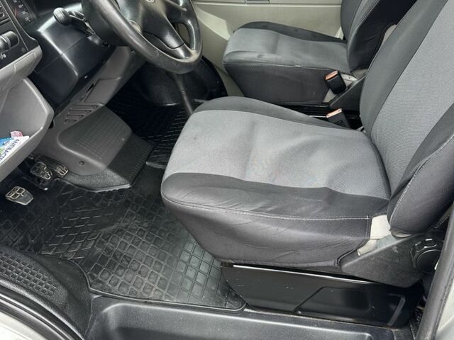 Серый Фольксваген Transporter, объемом двигателя 2.5 л и пробегом 392 тыс. км за 9750 $, фото 4 на Automoto.ua