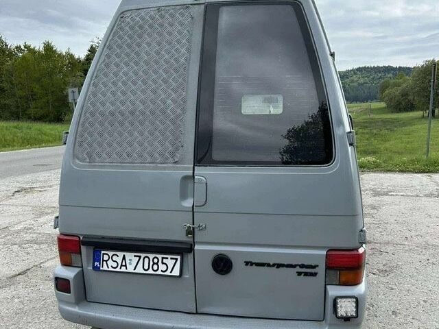 Серый Фольксваген Transporter, объемом двигателя 2.5 л и пробегом 320 тыс. км за 3300 $, фото 2 на Automoto.ua