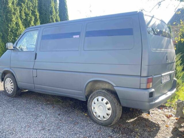 Серый Фольксваген Transporter, объемом двигателя 2.4 л и пробегом 300 тыс. км за 3250 $, фото 1 на Automoto.ua