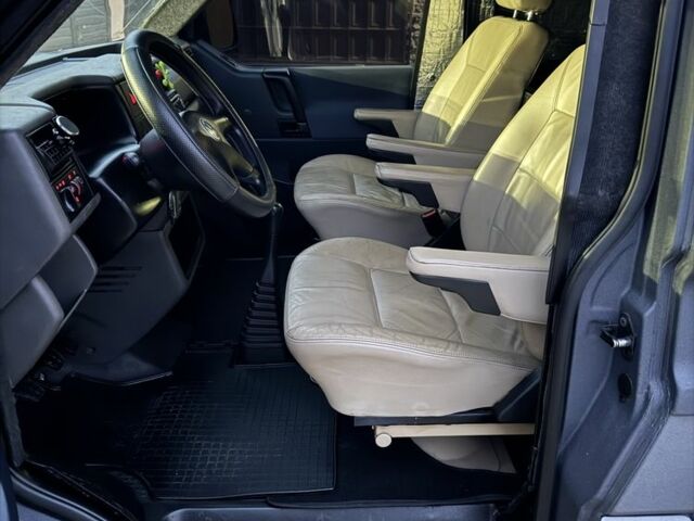Сірий Фольксваген Transporter, об'ємом двигуна 2.5 л та пробігом 159 тис. км за 10900 $, фото 3 на Automoto.ua