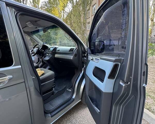 Серый Фольксваген Transporter, объемом двигателя 2.5 л и пробегом 400 тыс. км за 12000 $, фото 6 на Automoto.ua