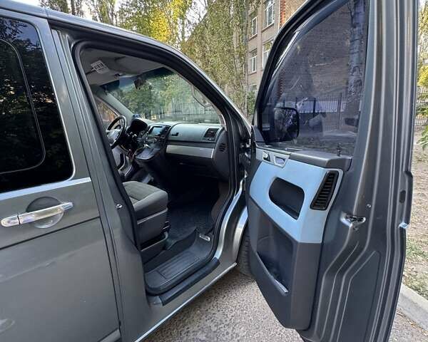 Серый Фольксваген Transporter, объемом двигателя 2.5 л и пробегом 400 тыс. км за 12000 $, фото 5 на Automoto.ua