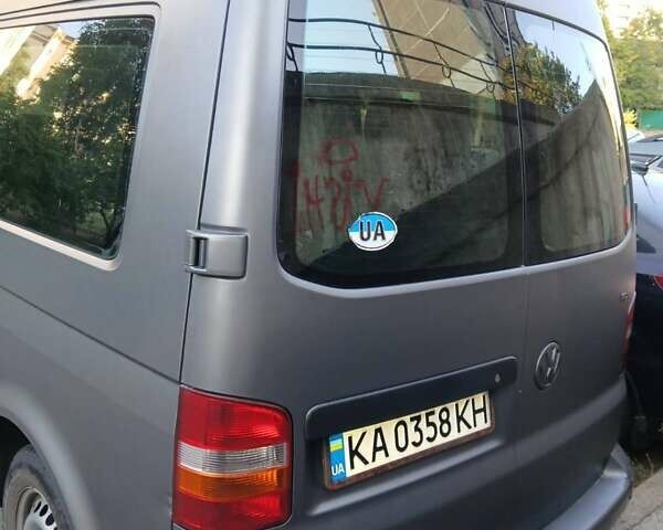 Серый Фольксваген Transporter, объемом двигателя 2.5 л и пробегом 582 тыс. км за 10000 $, фото 1 на Automoto.ua