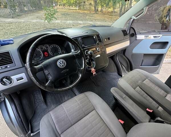 Серый Фольксваген Transporter, объемом двигателя 2.5 л и пробегом 400 тыс. км за 12000 $, фото 2 на Automoto.ua