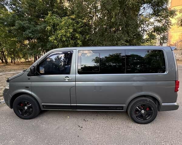 Серый Фольксваген Transporter, объемом двигателя 2.5 л и пробегом 400 тыс. км за 12000 $, фото 1 на Automoto.ua