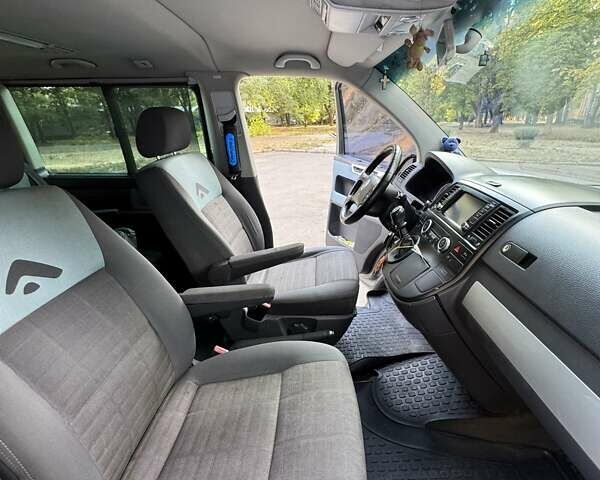 Серый Фольксваген Transporter, объемом двигателя 2.5 л и пробегом 400 тыс. км за 12000 $, фото 4 на Automoto.ua