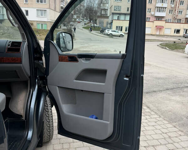 Серый Фольксваген Transporter, объемом двигателя 2.5 л и пробегом 398 тыс. км за 8950 $, фото 31 на Automoto.ua