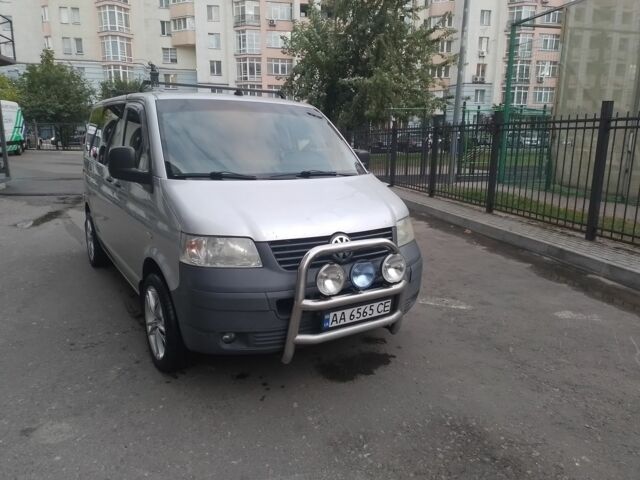 Серый Фольксваген Transporter, объемом двигателя 1.9 л и пробегом 320 тыс. км за 10000 $, фото 1 на Automoto.ua