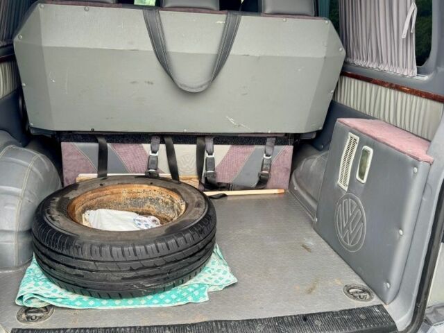 Серый Фольксваген Transporter, объемом двигателя 2.5 л и пробегом 226 тыс. км за 10700 $, фото 7 на Automoto.ua