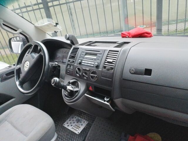 Серый Фольксваген Transporter, объемом двигателя 1.9 л и пробегом 320 тыс. км за 10000 $, фото 5 на Automoto.ua