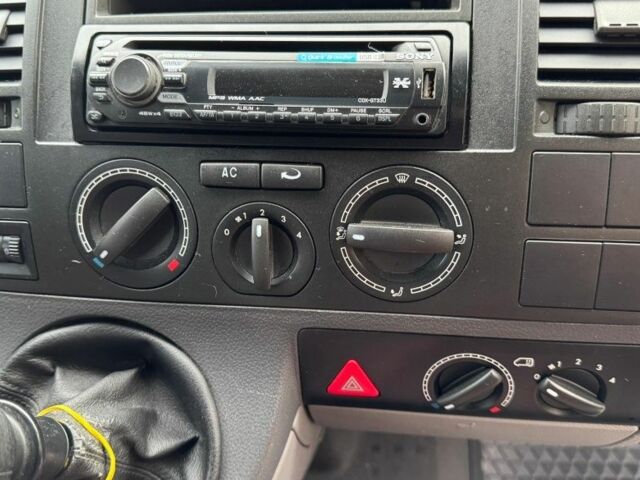 Серый Фольксваген Transporter, объемом двигателя 2.5 л и пробегом 226 тыс. км за 10700 $, фото 4 на Automoto.ua