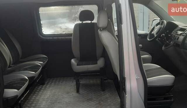 Серый Фольксваген Transporter, объемом двигателя 2.5 л и пробегом 350 тыс. км за 8500 $, фото 4 на Automoto.ua