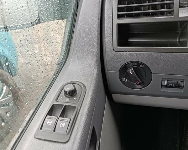 Серый Фольксваген Transporter, объемом двигателя 1.9 л и пробегом 300 тыс. км за 10000 $, фото 12 на Automoto.ua