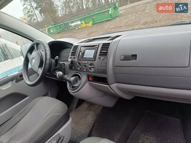 Серый Фольксваген Transporter, объемом двигателя 1.9 л и пробегом 300 тыс. км за 10000 $, фото 6 на Automoto.ua