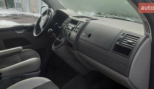 Серый Фольксваген Transporter, объемом двигателя 2.5 л и пробегом 350 тыс. км за 8500 $, фото 5 на Automoto.ua