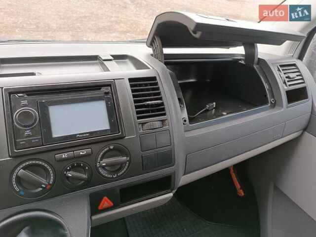 Серый Фольксваген Transporter, объемом двигателя 1.9 л и пробегом 300 тыс. км за 10000 $, фото 17 на Automoto.ua