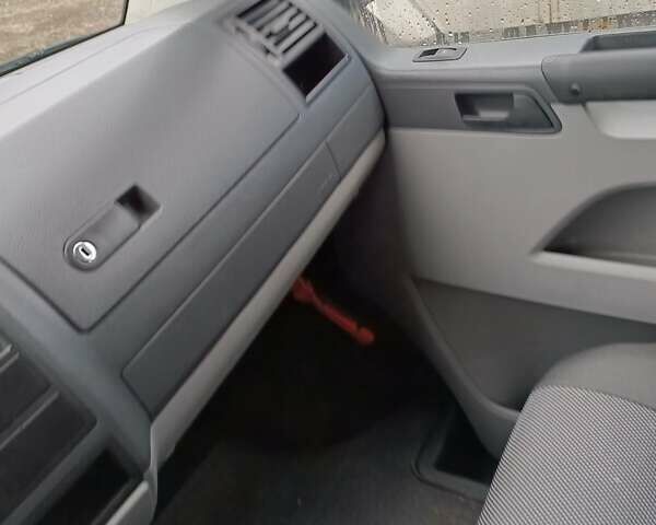 Серый Фольксваген Transporter, объемом двигателя 1.9 л и пробегом 300 тыс. км за 10000 $, фото 14 на Automoto.ua