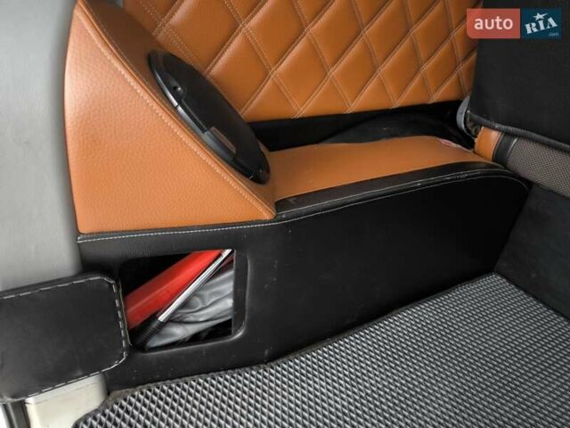 Сірий Фольксваген Transporter, об'ємом двигуна 1.97 л та пробігом 255 тис. км за 17697 $, фото 5 на Automoto.ua