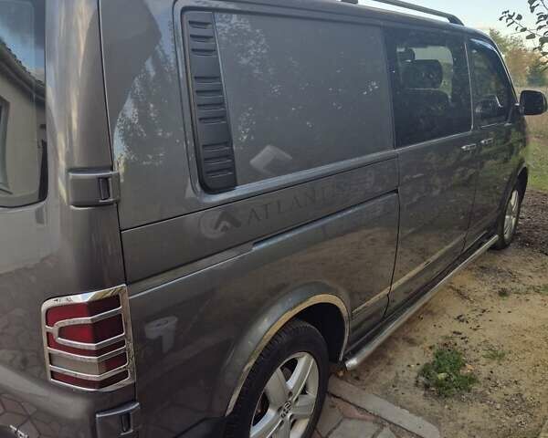 Серый Фольксваген Transporter, объемом двигателя 2 л и пробегом 376 тыс. км за 15000 $, фото 2 на Automoto.ua