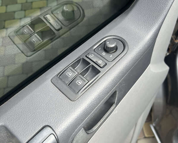 Серый Фольксваген Transporter, объемом двигателя 1.97 л и пробегом 276 тыс. км за 18500 $, фото 23 на Automoto.ua