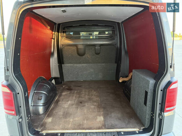 Серый Фольксваген Transporter, объемом двигателя 2 л и пробегом 299 тыс. км за 25000 $, фото 24 на Automoto.ua