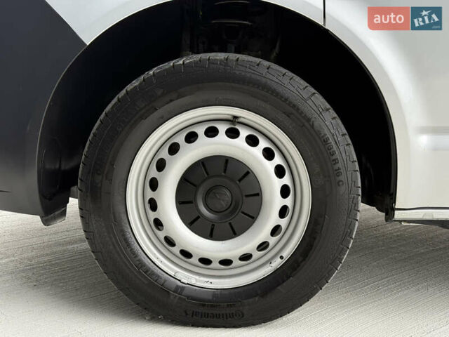 Серый Фольксваген Transporter, объемом двигателя 2 л и пробегом 199 тыс. км за 25999 $, фото 19 на Automoto.ua