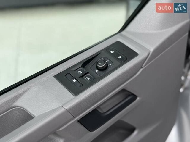 Серый Фольксваген Transporter, объемом двигателя 2 л и пробегом 199 тыс. км за 25999 $, фото 46 на Automoto.ua