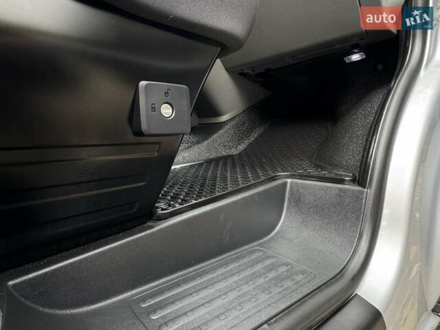 Серый Фольксваген Transporter, объемом двигателя 2 л и пробегом 207 тыс. км за 24950 $, фото 89 на Automoto.ua