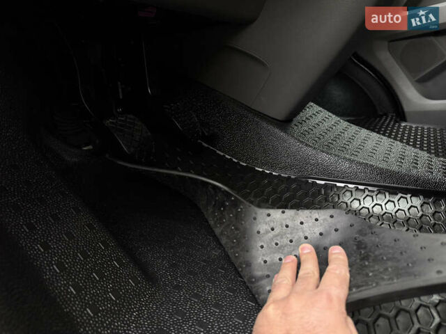 Серый Фольксваген Transporter, объемом двигателя 2 л и пробегом 207 тыс. км за 24950 $, фото 111 на Automoto.ua