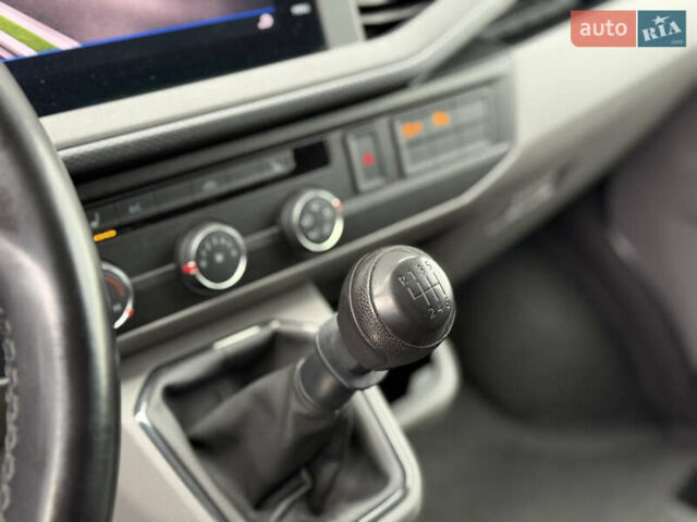 Серый Фольксваген Transporter, объемом двигателя 2 л и пробегом 199 тыс. км за 25999 $, фото 42 на Automoto.ua