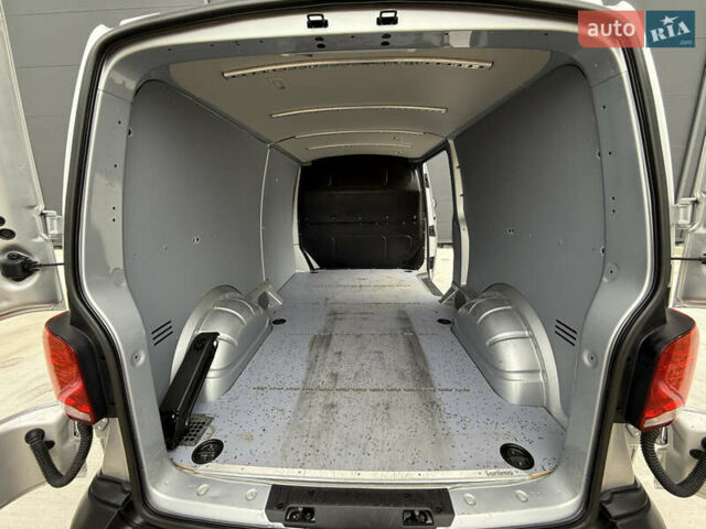 Серый Фольксваген Transporter, объемом двигателя 2 л и пробегом 199 тыс. км за 25999 $, фото 80 на Automoto.ua