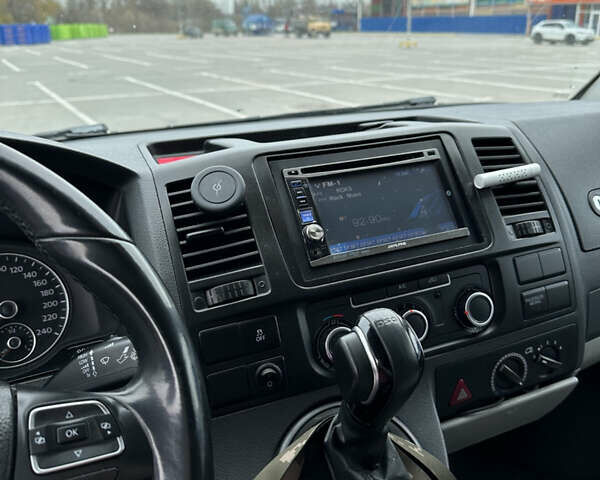 Серый Фольксваген Transporter, объемом двигателя 1.97 л и пробегом 304 тыс. км за 16000 $, фото 12 на Automoto.ua