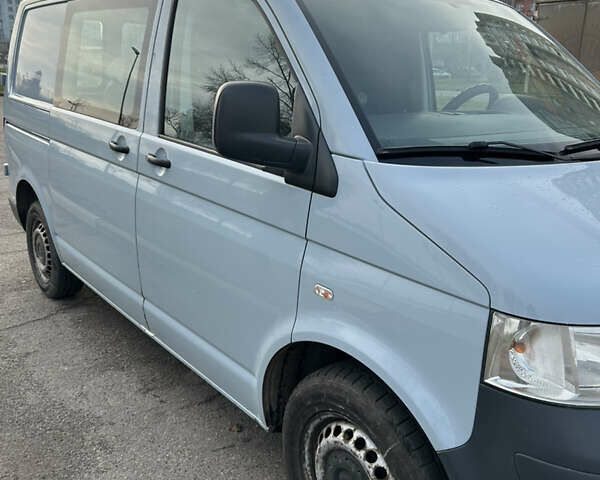 Серый Фольксваген Transporter, объемом двигателя 2.5 л и пробегом 305 тыс. км за 9800 $, фото 1 на Automoto.ua