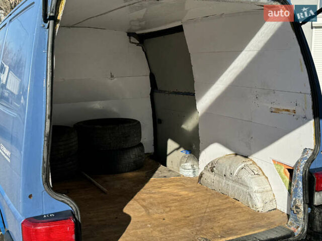 Синий Фольксваген Transporter, объемом двигателя 2.4 л и пробегом 300 тыс. км за 3000 $, фото 9 на Automoto.ua