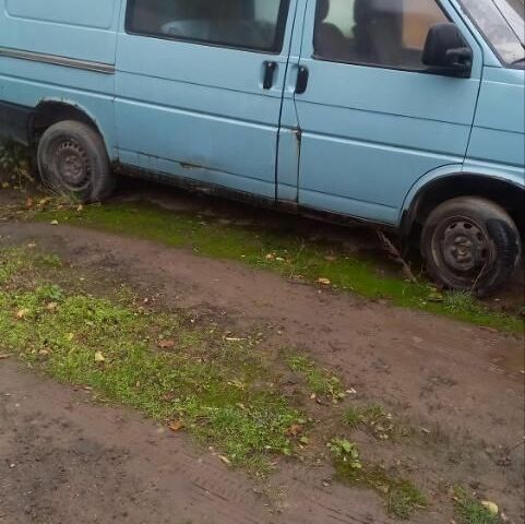 Синий Фольксваген Transporter, объемом двигателя 1.9 л и пробегом 387 тыс. км за 1070 $, фото 2 на Automoto.ua