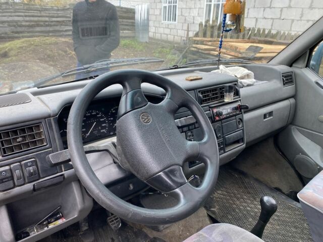 Синий Фольксваген Transporter, объемом двигателя 2.4 л и пробегом 400 тыс. км за 3500 $, фото 4 на Automoto.ua