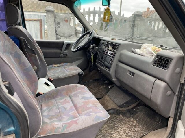 Синий Фольксваген Transporter, объемом двигателя 2.4 л и пробегом 400 тыс. км за 3500 $, фото 6 на Automoto.ua