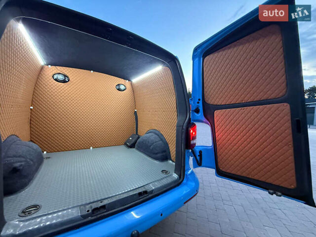 Синій Фольксваген Transporter, об'ємом двигуна 2.5 л та пробігом 250 тис. км за 13888 $, фото 17 на Automoto.ua
