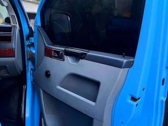 Синий Фольксваген Transporter, объемом двигателя 2.5 л и пробегом 182 тыс. км за 8000 $, фото 6 на Automoto.ua