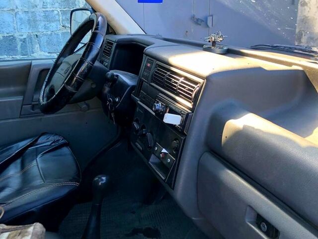 Зелений Фольксваген Transporter, об'ємом двигуна 1.9 л та пробігом 275 тис. км за 4200 $, фото 4 на Automoto.ua