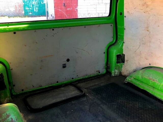 Зелений Фольксваген Transporter, об'ємом двигуна 1.9 л та пробігом 275 тис. км за 4200 $, фото 5 на Automoto.ua