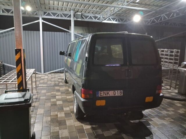 Зеленый Фольксваген Transporter, объемом двигателя 2.4 л и пробегом 300 тыс. км за 2400 $, фото 2 на Automoto.ua