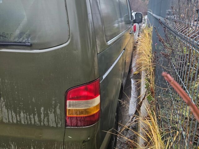 Зелений Фольксваген Transporter, об'ємом двигуна 2.5 л та пробігом 300 тис. км за 4600 $, фото 3 на Automoto.ua