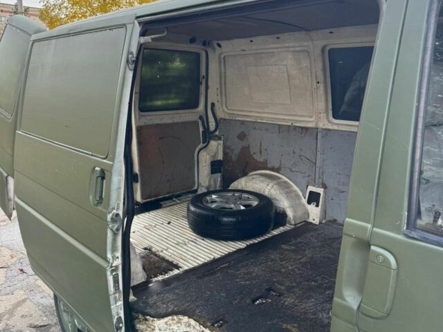 Зелений Фольксваген Transporter, об'ємом двигуна 2.5 л та пробігом 400 тис. км за 2000 $, фото 3 на Automoto.ua
