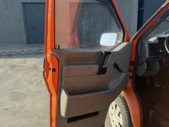 Оранжевый Фольксваген Transporter, объемом двигателя 2.4 л и пробегом 770 тыс. км за 2200 $, фото 9 на Automoto.ua