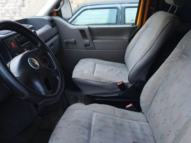 Помаранчевий Фольксваген Transporter, об'ємом двигуна 2.5 л та пробігом 400 тис. км за 3500 $, фото 1 на Automoto.ua